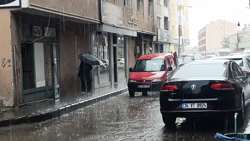 Ağrı'da sağanak yağış hayatı olumsuz etkiledi