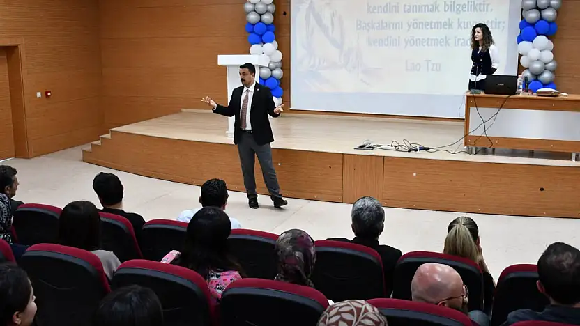 Ağrı'da sağlık çalışanlarına etkili iletişim eğitimi verildi