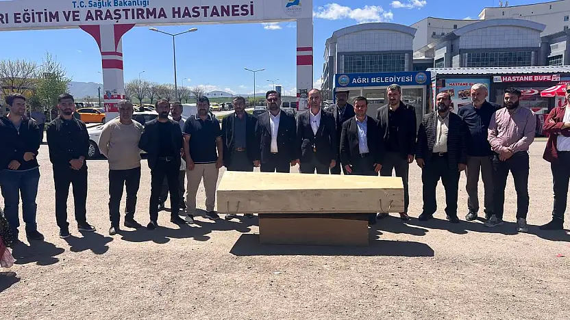 Ağrı'da sağlık hizmetlerine tepki: HÜDA PAR'dan hastane önünde tabutlu protesto!