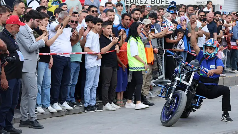 Ağrı'da şampiyona heyecanı! Motosiklet gösterisi nefes kesti
