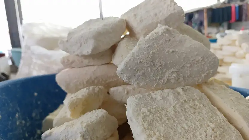 Ağrı'da sebze pazarı, kışlık peynir alışverişiyle hareketlendi