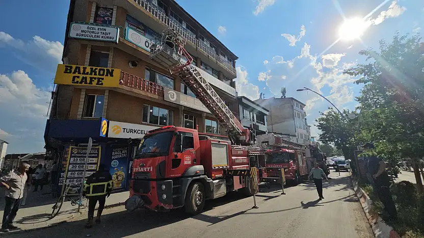Ağrı'da şehir merkezinde dumanlar yükseldi, yol trafiğe kapatıldı