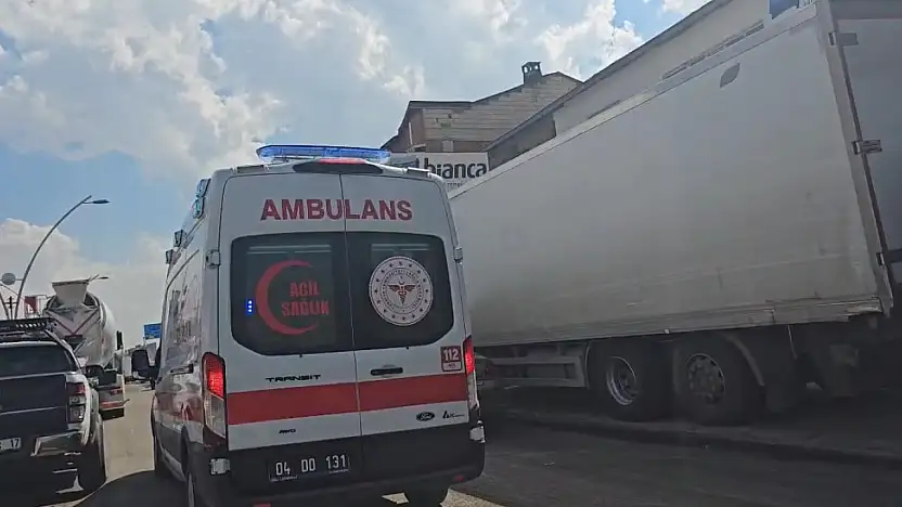 Ağrı'da şehir trafiği kilitlendi, ambulans dakikalarca yol bekledi