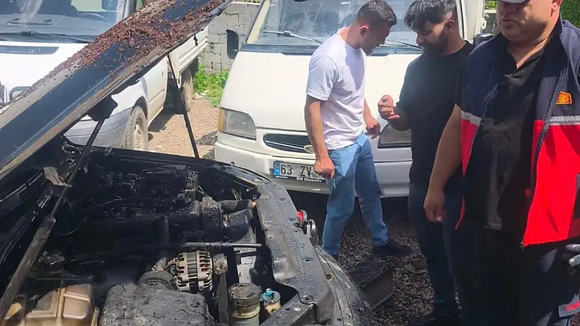 Ağrı'da seyir halindeki otomobil alev aldı