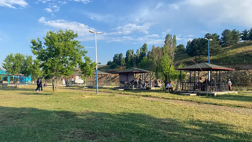 Ağrı'da sıcak havadan bunalan vatandaşların adresi parklar oldu