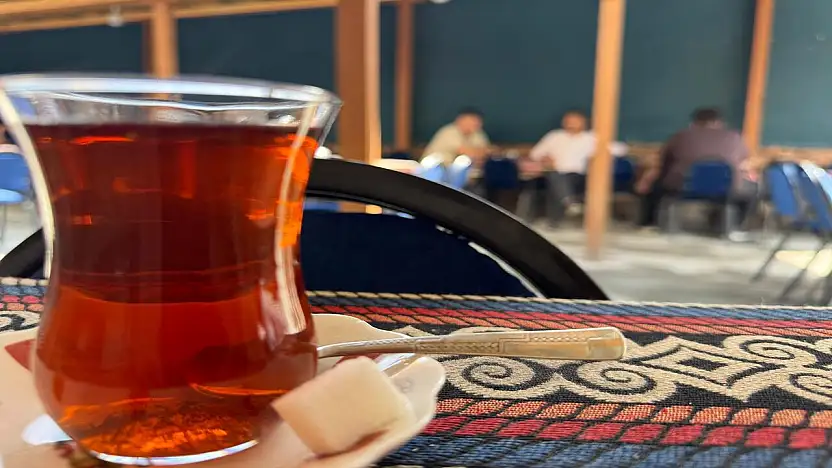 Ağrı'da sıcaklara rağmen çay keyfi hız kesmiyor