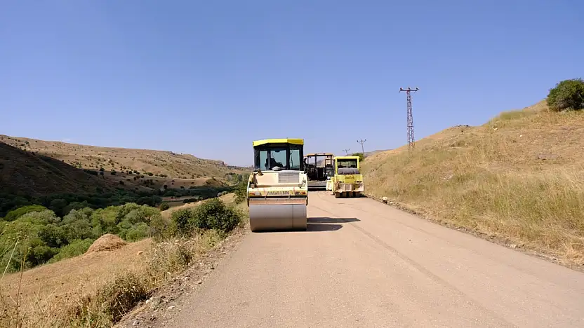 Ağrı'da Soğan, Cumaçay-Kovancık grup köy yolunda sıcak asfalt hazırlığı yapılıyor