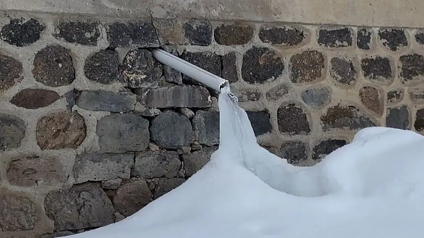 Ağrı'da soğuk hava hayatı dondurdu