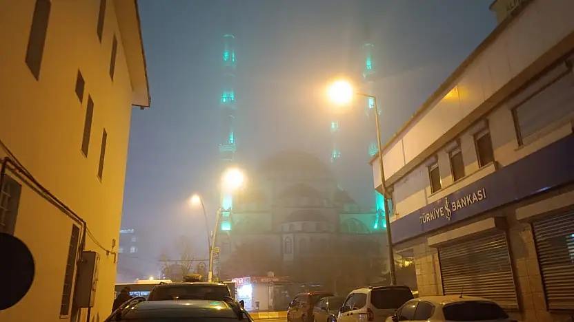 Ağrı'da soğuk hava ile birlikte gece sis oluştu