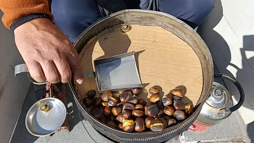 Ağrı'da soğuk havayla birlikte kestane kokusu caddeye yayıldı