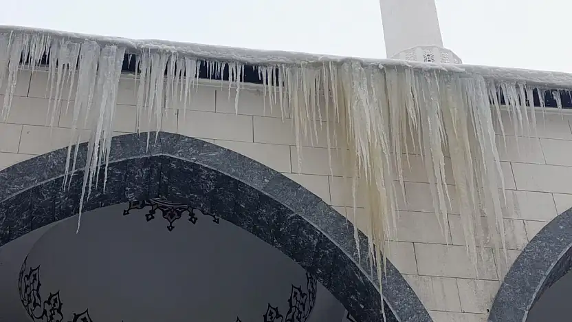 Ağrı'da soğuklar cami saçaklarında buz tehlikesine yol açtı