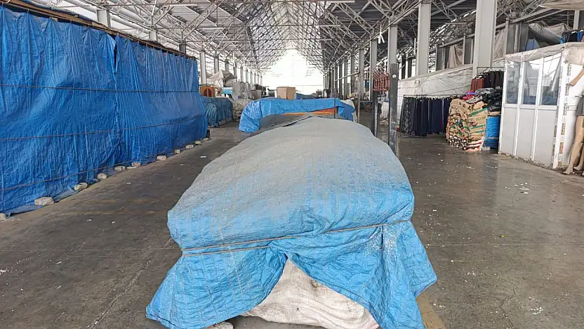 Ağrı'da soğuklar pazarcı esnafını zorladı, tezgâhlar sarılı bırakıldı