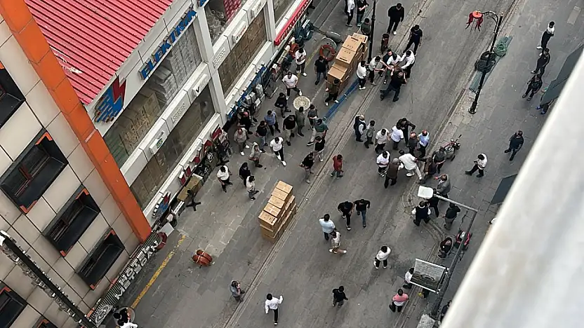 Ağrı'da sopalı kavgada cadde karıştı