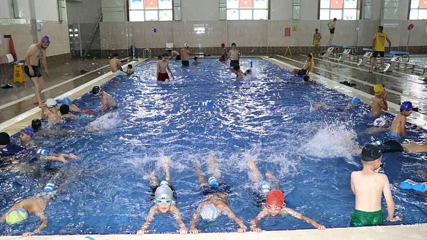 Ağrı'da spor dostu kampüste binlerce çocuğa yüzme öğretildi