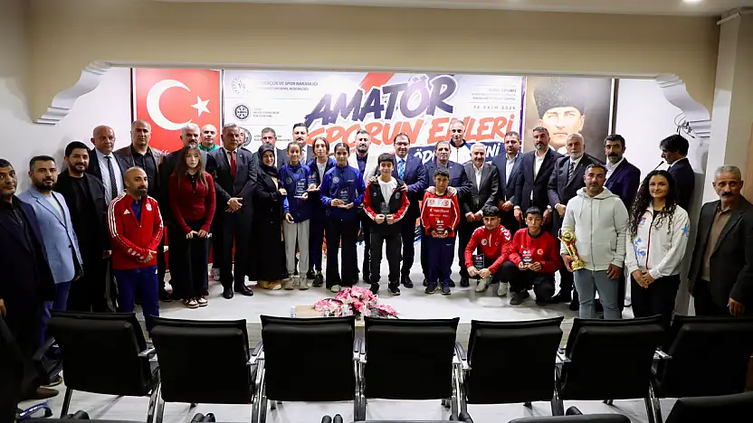 Ağrı'da sporun enleri ödüllendirildi! Ahmet Çelebi'ye teşekkür plaketi
