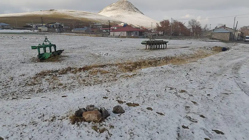 Ağrı'da tarlalar mevsimin ilk karıyla beyaz örtüyle kaplandı