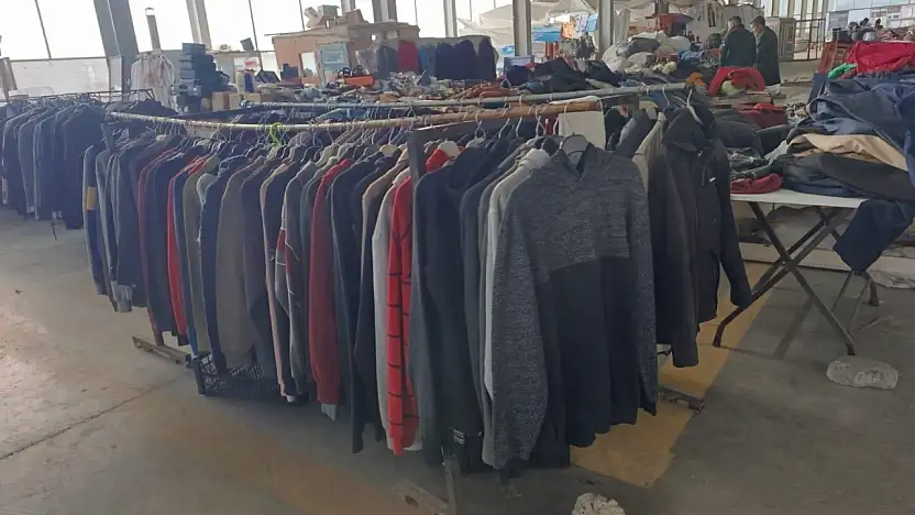 Ağrı'da tezgâhlar kışa döndü: Mont ve bot satışları yükselişte