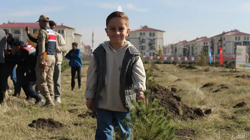 Ağrı'da toprak umutla buluştu binlerce fidan geleceğe nefes oldu