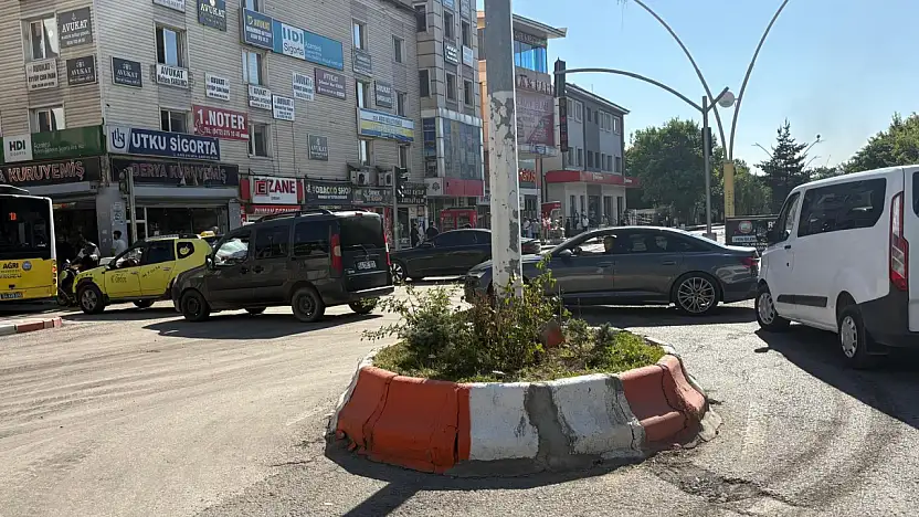 Ağrı'da trafik keşmekeşi! Asfalt çalışması kenti kilitledi