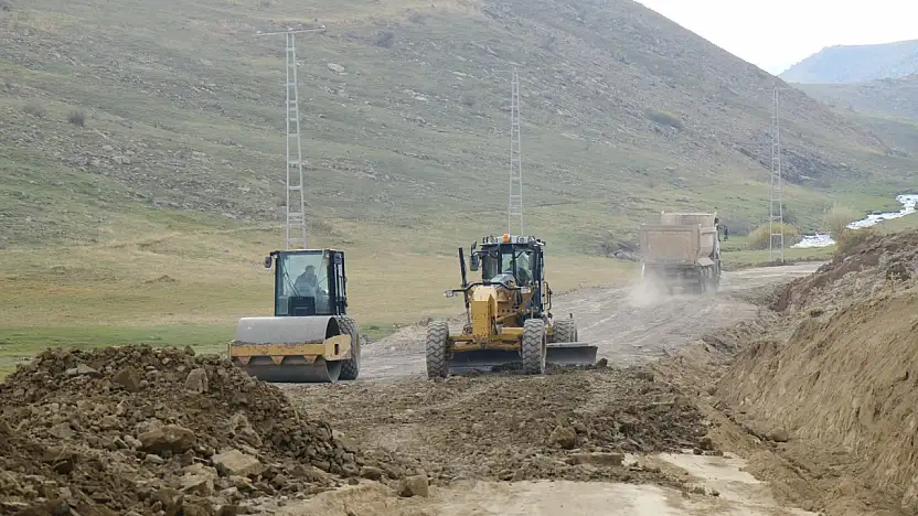 Ağrı'da üç köyü birbirine bağlayan yol asfaltlanıyor