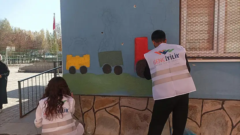 Ağrı'da üniversite kulüplerinden miniklere renkli sürpriz