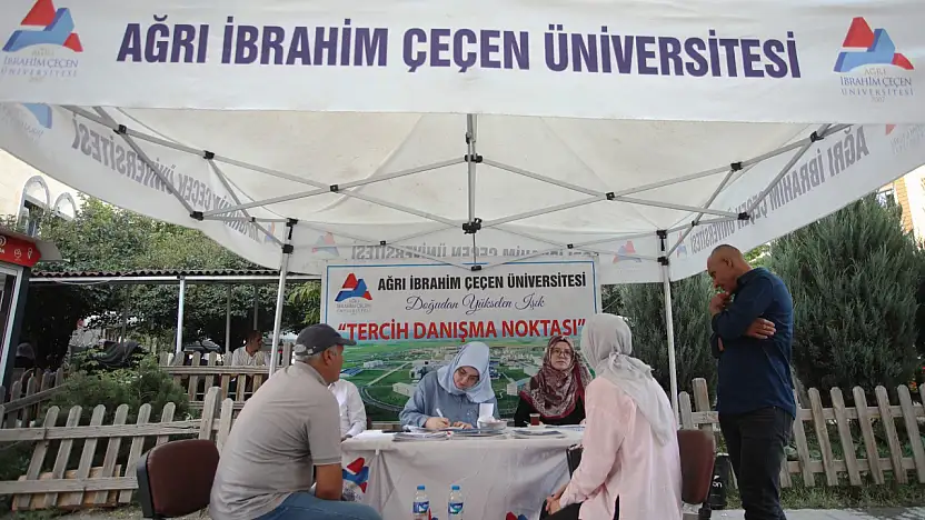 Ağrı'da üniversite tanıtım standı yoğun ilgi görüyor