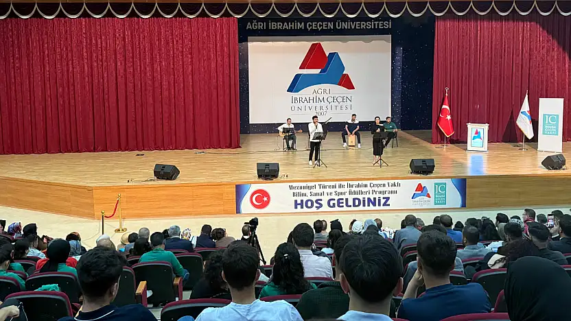 Ağrı'da üniversitelilerin mezuniyet coşkusu Filistin'e anlamlı mesajla taçlandı