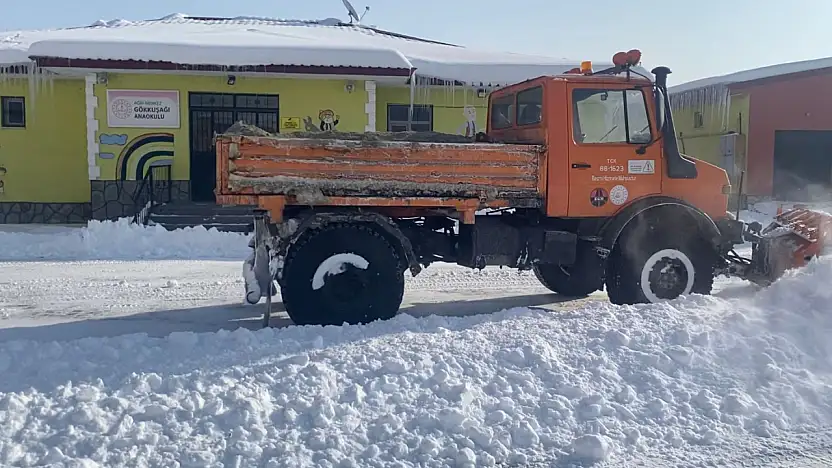 Ağrı'da valilik koordinesinde karlı okul yolları açılıyor