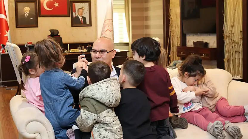 Ağrı'da valilik makamı bu kez çocuk sesleriyle doldu