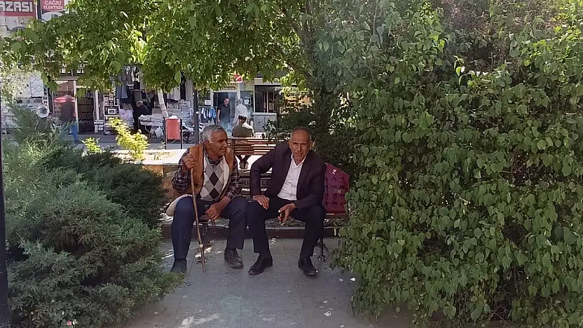Ağrı'da vatandaşlar güneşli havayı değerlendirdi