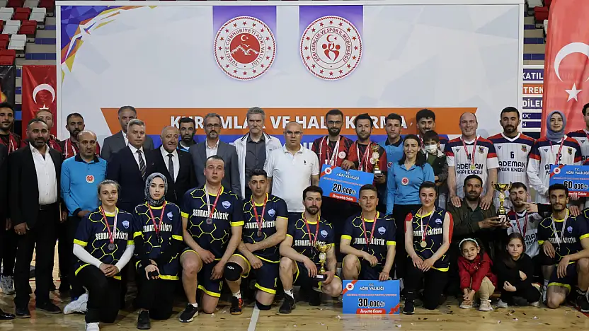 Ağrı'da voleybol heyecanı sona erdi: Şampiyonluk kupası Adalet'in!