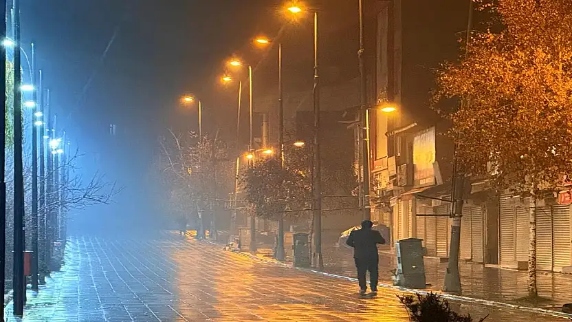 Ağrı'da yağmur sonrası sokaklar boş kaldı, sis etkili oldu