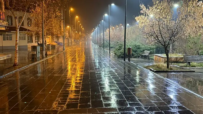 Ağrı'da yağmur, Tahir Elçi Meydanı'nda güzel görüntüler oluşturdu