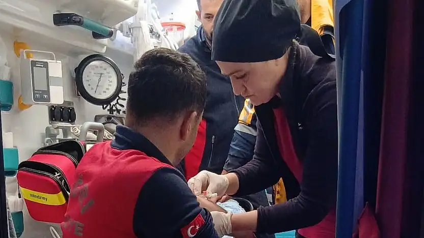 Ağrı'da yangına müdahale eden 2 itfaiye eri yaralandı