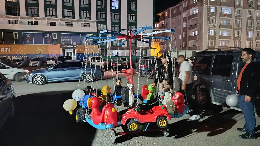 Ağrı'da yaz akşamlarını renklendiren portatif lunapark ilgi görüyor