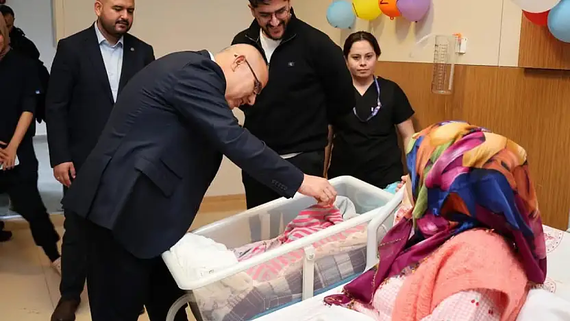 Ağrı'da yeni yılın ilk bebeklerine Vali Koç'tan ziyaret