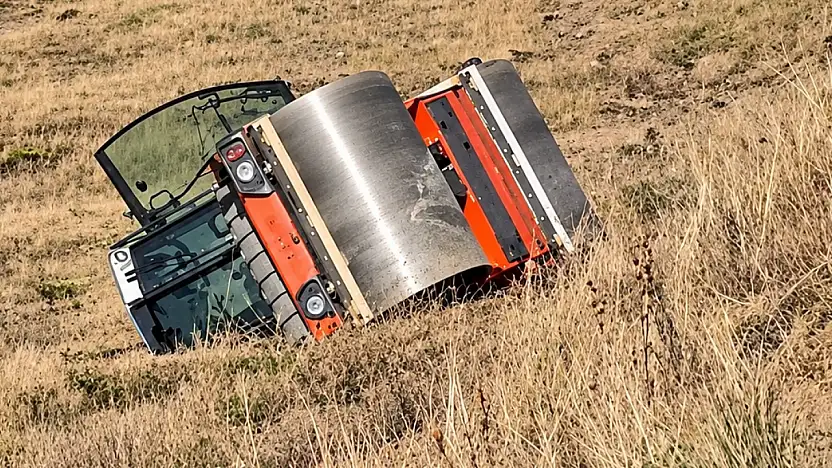 Ağrı'da yol çalışması sırasında asfalt silindiri devrildi! 1 kişi yaralandı