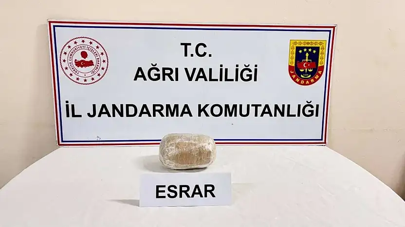 Ağrı'da yol kontrolü şüpheliyi ele verdi: Üzerinden uyuşturucu çıktı