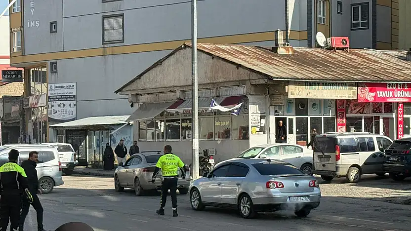 Ağrı'da yol verme tartışmasında polisin hızlı müdahalesi olası kavgayı önledi