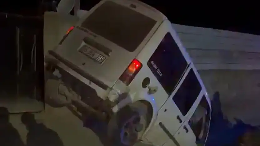 Ağrı'da yola çıkan hayvanlara çarpan araç savruldu! 1'i ağır 3 kişi yaralandı