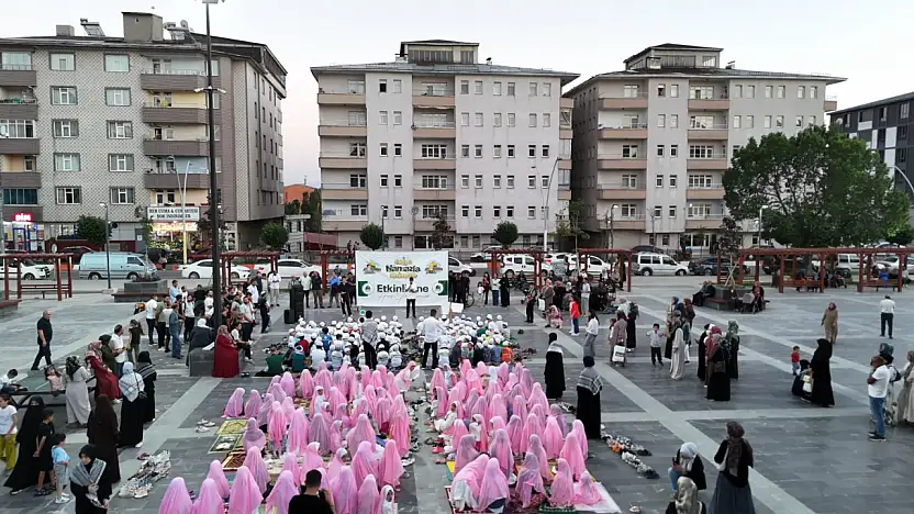 Ağrı'da yüzlerce çocuk namaz için yürüdü: Kent meydanında buluştular