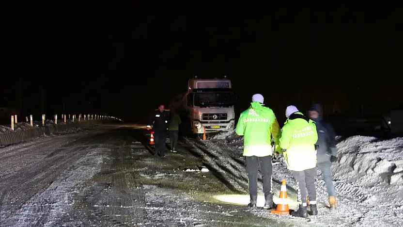 Ağrı'da zorlu gece: Sürücüler saatlerce yolda kaldı
