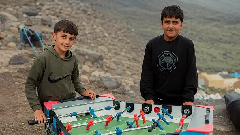 Ağrı Dağı herkesin geçim kapısı oldu! Babaları zirvede onlar kamp alanlarında çalışıyor