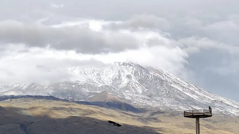 Ağrı Dağı'na kar yağdı, Zirve Paradise'de şömine sezonu açıldı