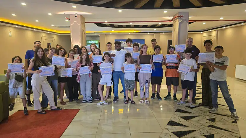 Ağrı Dağı'na tırmanan çocuklara sertifikaları verildi