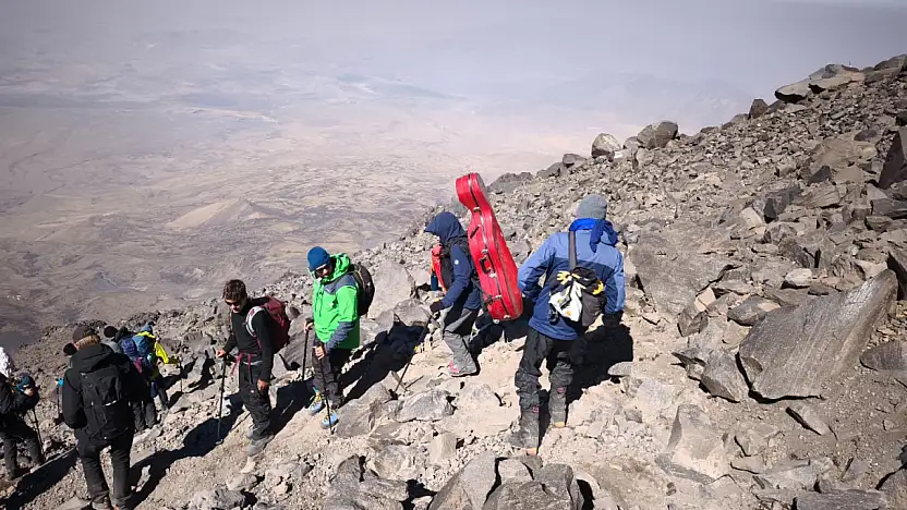 Ağrı Dağı'nda aşırı sıcaklar tehlikeli manzaralar oluşturdu