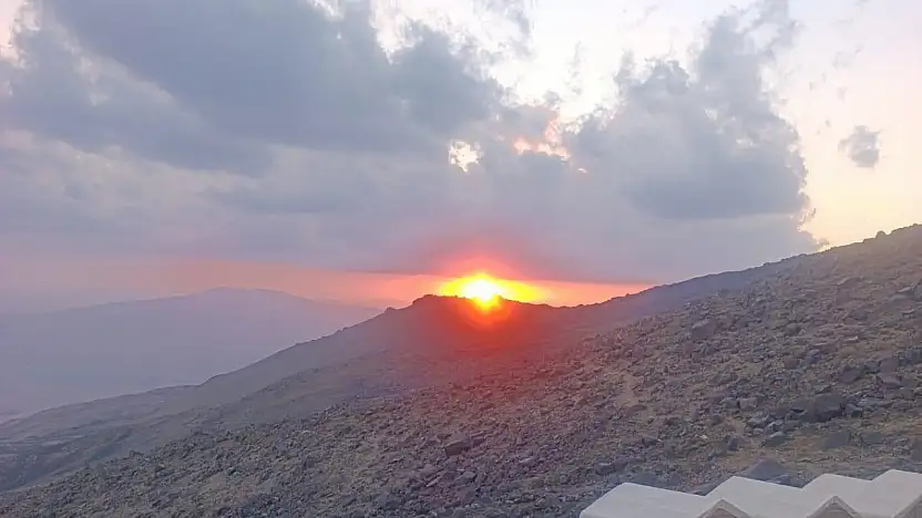 Ağrı Dağı'nda dağcılar kamp alanında mangal yaptı, gün batımını izledi