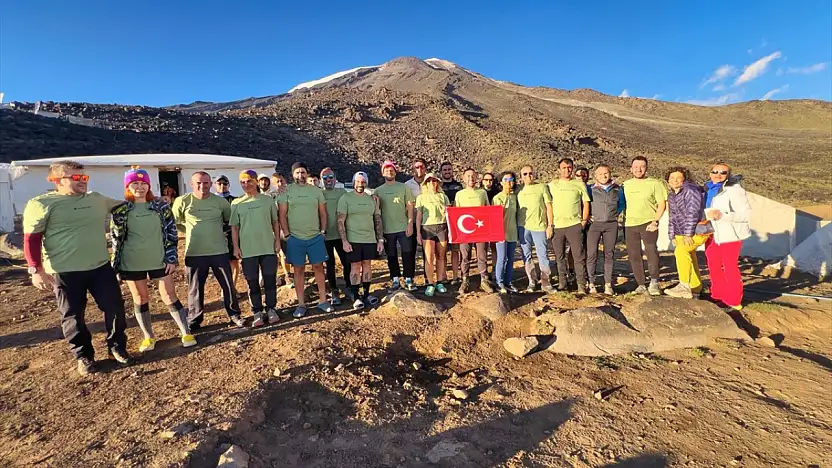 Ağrı Dağı'nda ilk kez koşarak zirveye ulaştılar