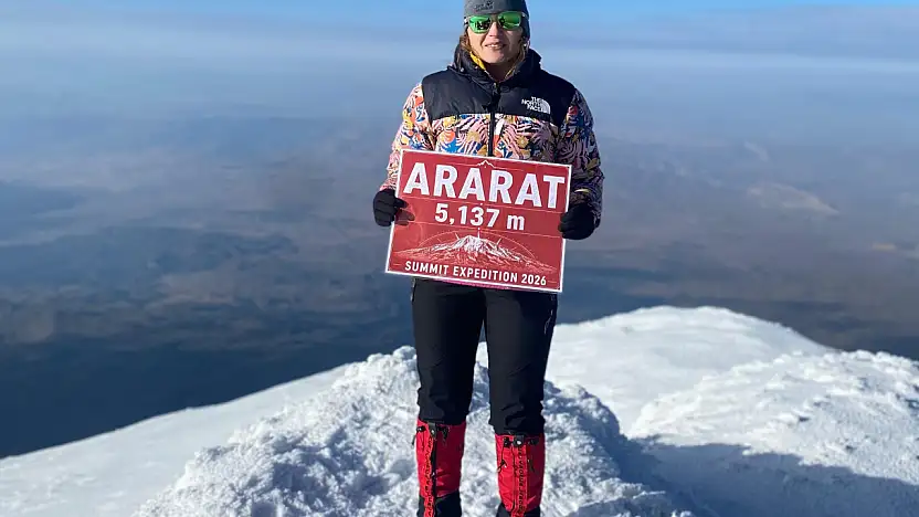 Ağrı Dağı'nda kar fırtınasına meydan okudular