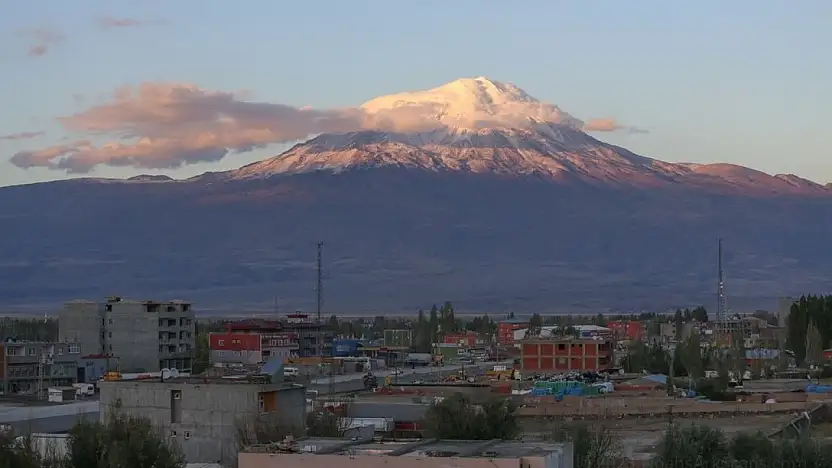 Ağrı Dağı'ndaki takke buzulu hızla eriyor: 2050'de yarısı yok olabilir!